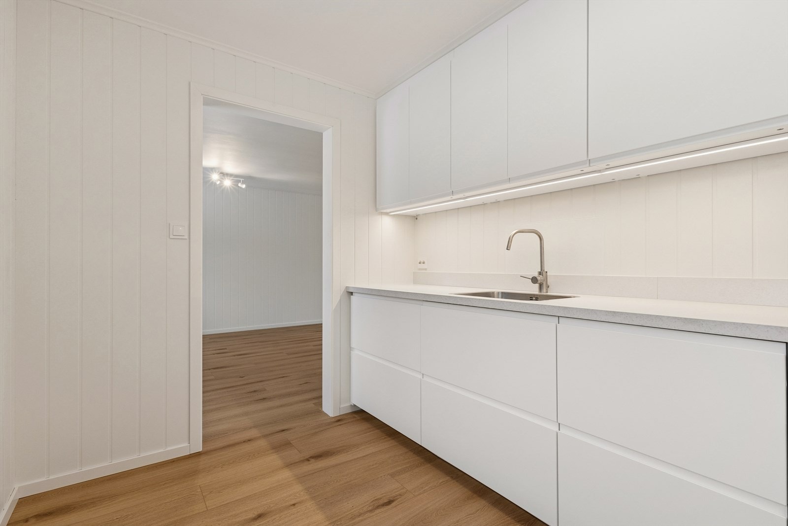 Rikelig med skap- og benkeplass. Galleribilde