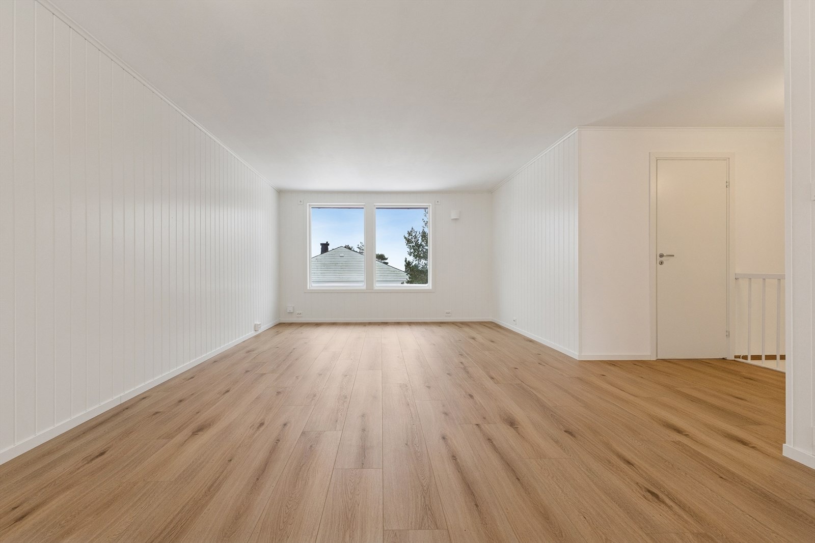 Store vindusflatene slipper inn rikelig med naturlig lys og skaper en luftig og behagelig atmosfære gjennom hele dagen. Galleribilde