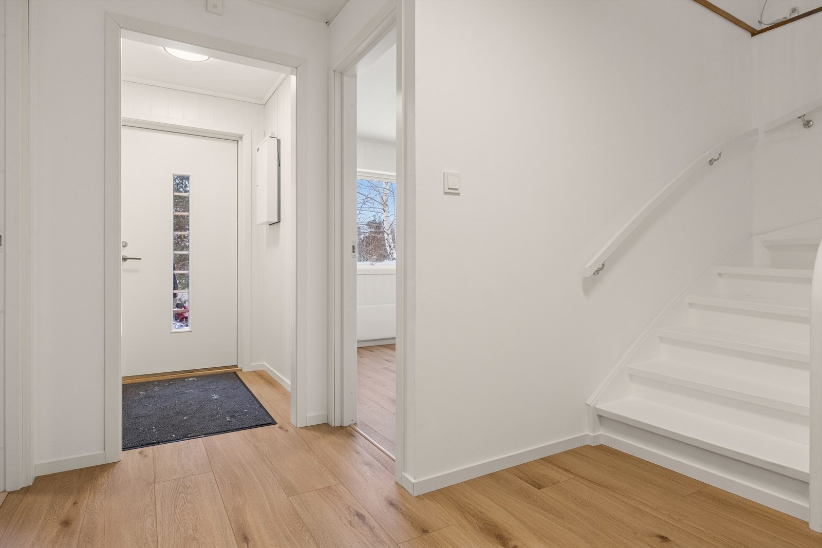 Entrèen fremstår som trivelig allerede innenfor hoveddøren, og skaper et hyggelig førsteinntrykk som gjør at du føler deg hjemme fra første stund. Velkommen inn! Galleribilde