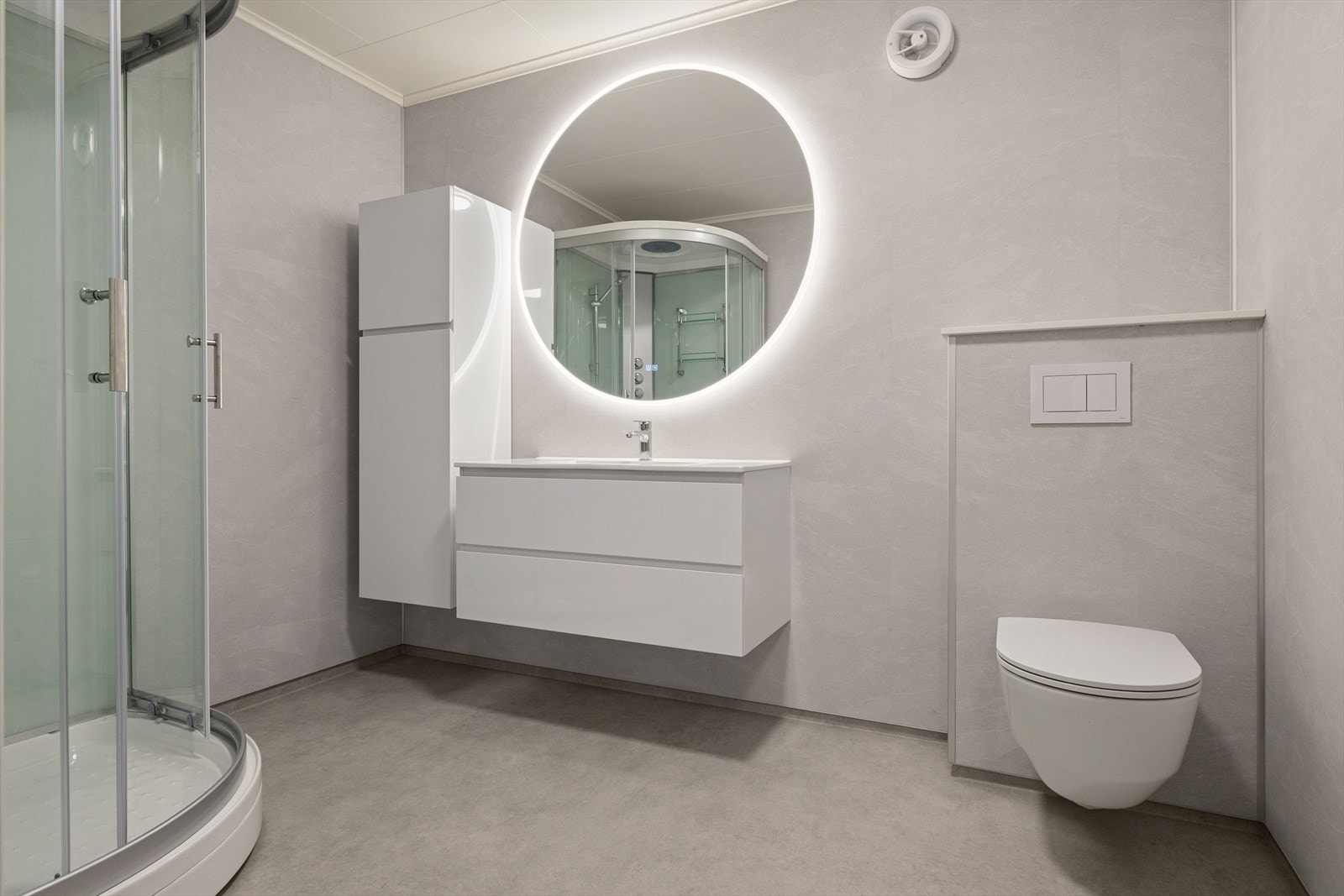 Pent og praktisk bad med våtromsplater på veggene og malte plater i himlingen. Gulvet er belagt med vinyl, og rommet er utstyrt med elektriske varmekabler som gir en behagelig varme. Galleribilde