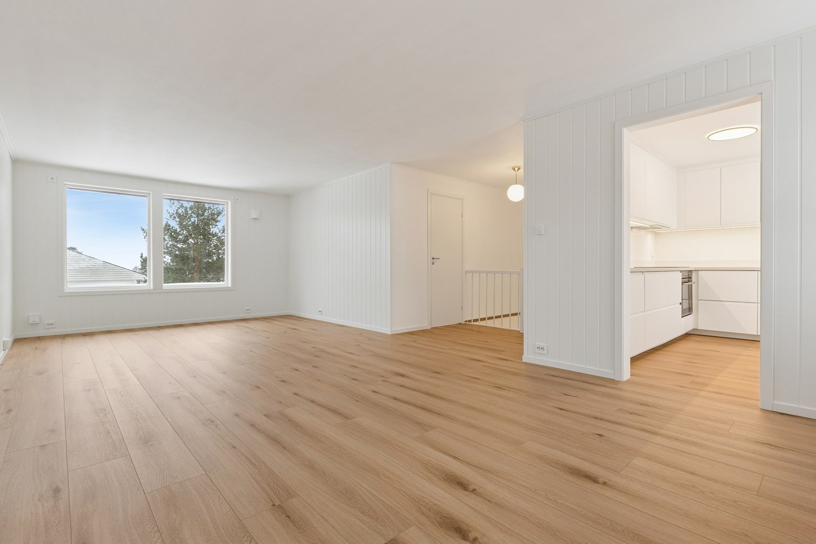 Herlig, lys og romslig stue/spisestue som fremstår som et ekte blankt lerret, klar for at du kan sette ditt personlige preg. Galleribilde