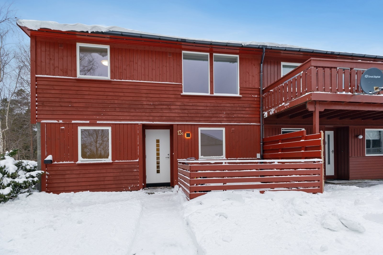 Kort gangavstand til skoler, barnehage, idrettshall, idrettsbane, dagligvareforretning og offentlig kommunikasjon. Viddefjellområdet med dens nærhet til Randvikhalvøya gir muligheter for gode friluftsopplevelser hele året. Galleribilde