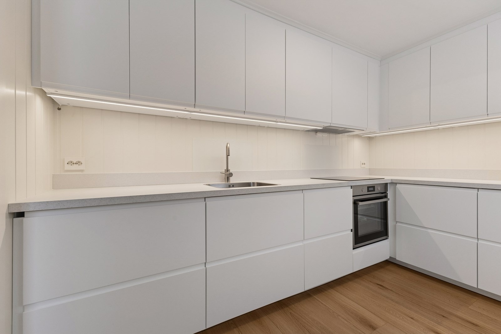 Integrerte hvitevarer som bidrar til en helhetlig og elegant kjøkkenløsning. Galleribilde