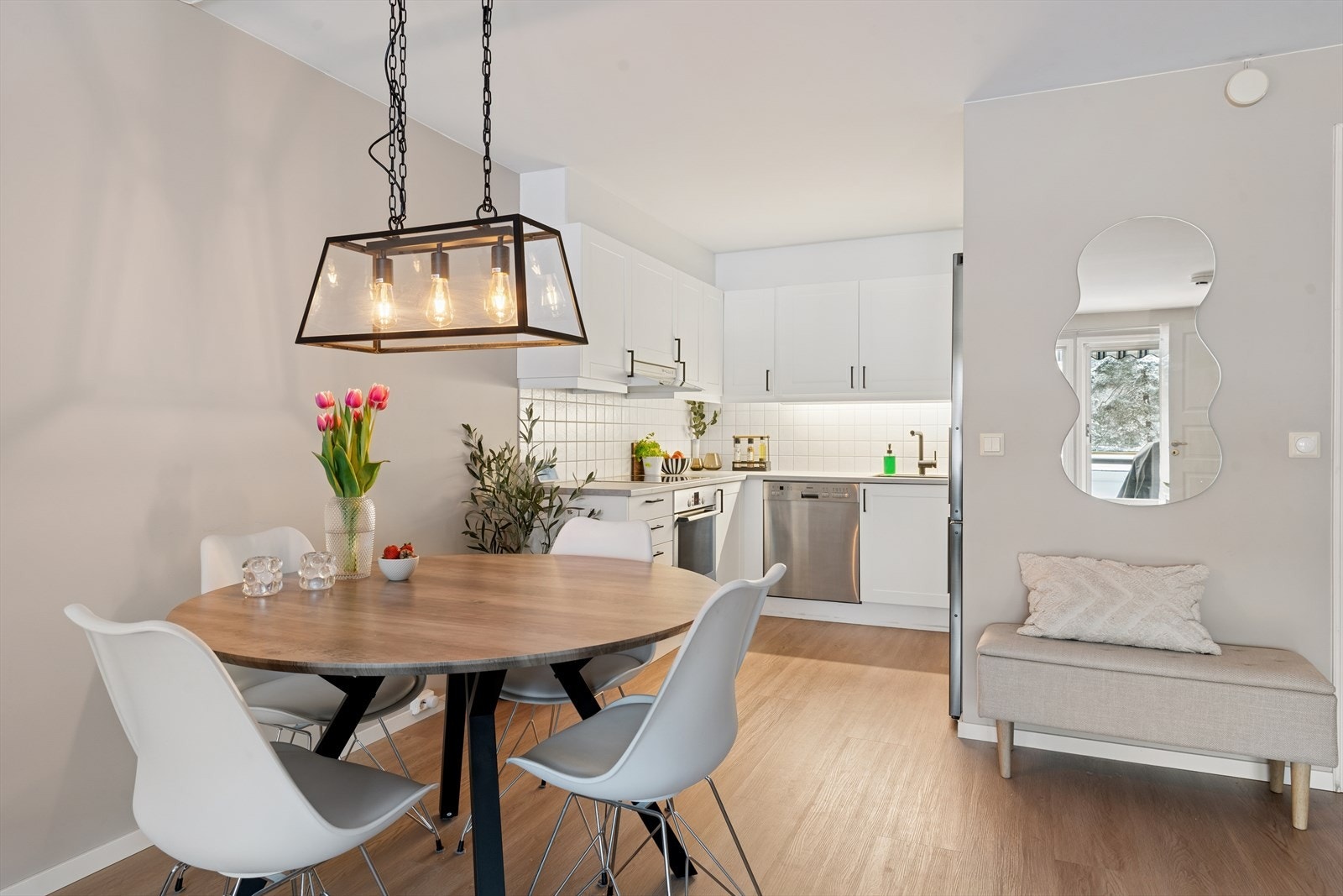 Kjøkkenet har nyere glatte fronter og benkeplate av laminat fra 2021. Plass til spisestueløsning mot stuen. Galleribilde