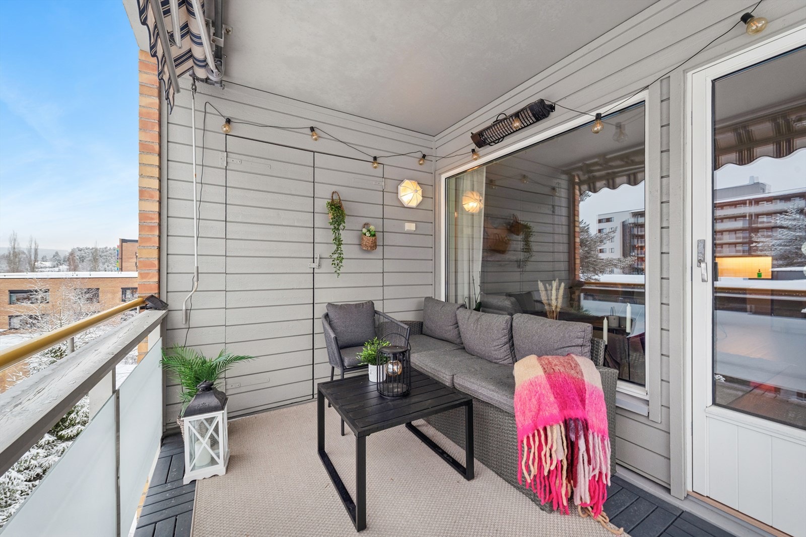 Balkongen er et hyggelig sted å være. Det er sol på balkongen fra ca. kl. 12:15 til 20:15 midtsommers. Praktisk utebod på 1,7m² . Galleribilde