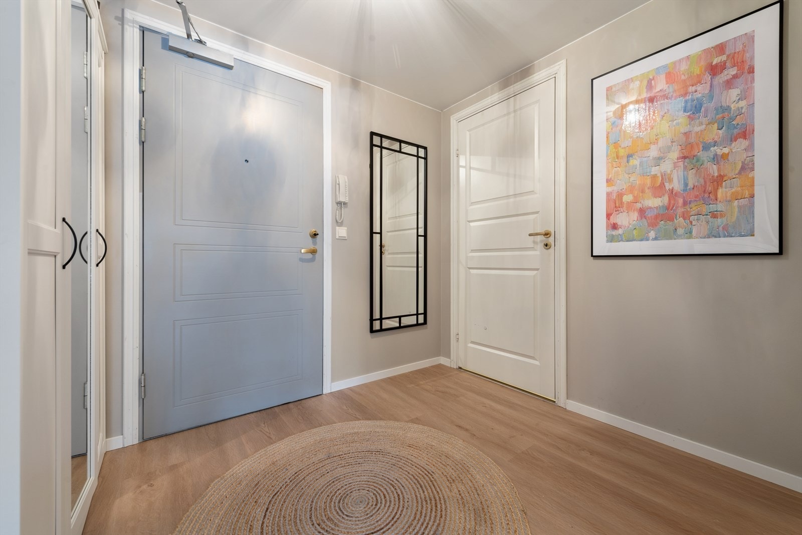 Entréen har malte plater på veggene og tregulv. Brann- og lydklassifert inngangsdør. Galleribilde