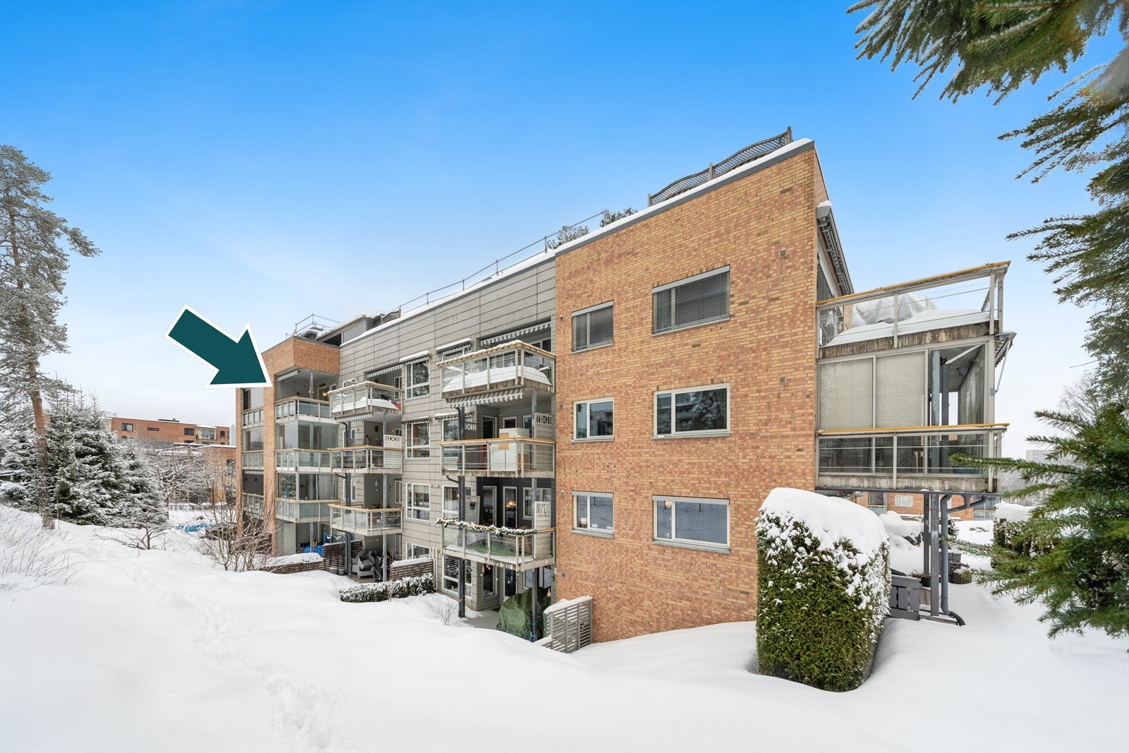 Leiligheten ligger i 4. etasje i moderne boligblokk. Det er utgang fra stuen til en 7m² stor og solrik balkong. Galleribilde