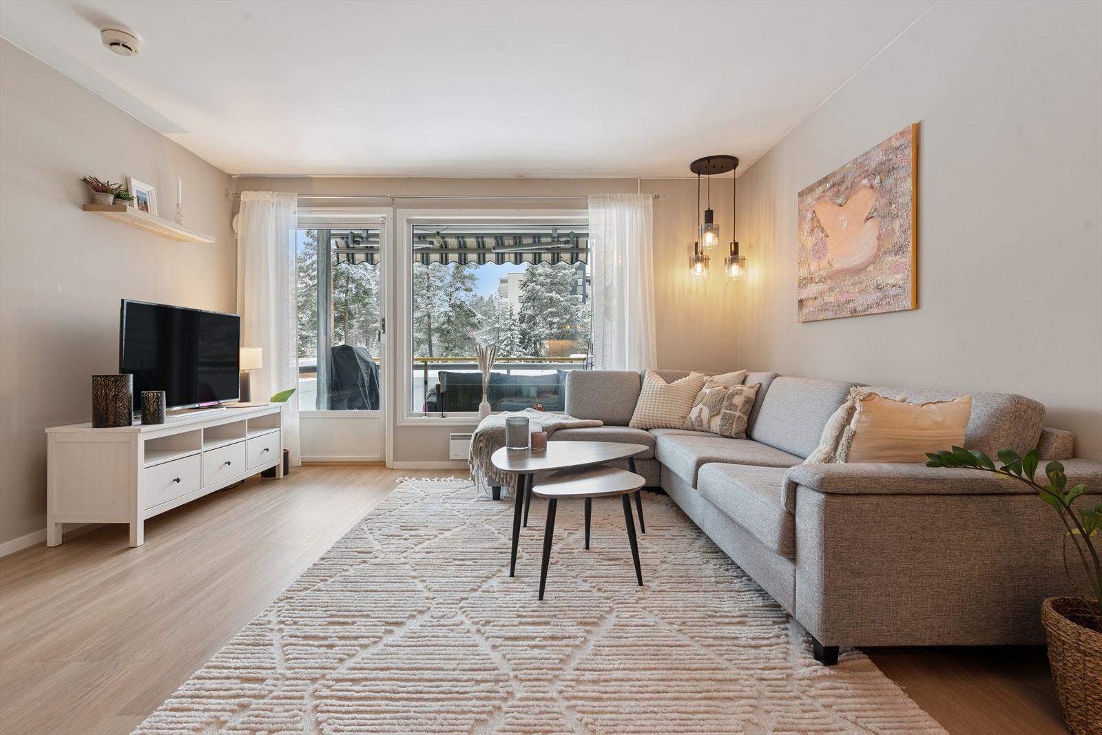 Stuen er romslig og kan møbleres i flere soner. God plass til hjørnesofa og multimediamøbel. Galleribilde