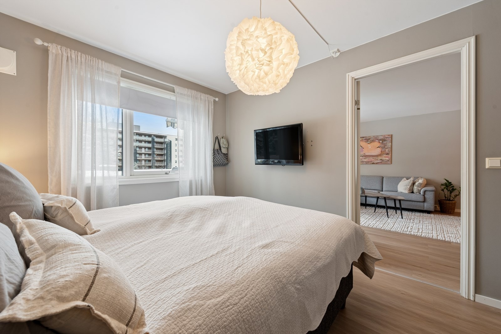 Det er også nye gulv på soverommet og veggene er malt i lys og behagelig farge. Galleribilde