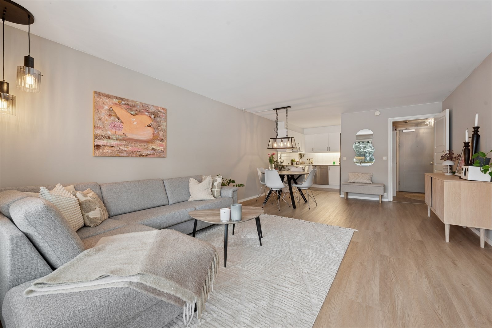 Det ble lagt nye tregulv i leiligheten og vegger ble malt i lyse farger i 2025. Gulvet er lagt av fagfolk. Galleribilde