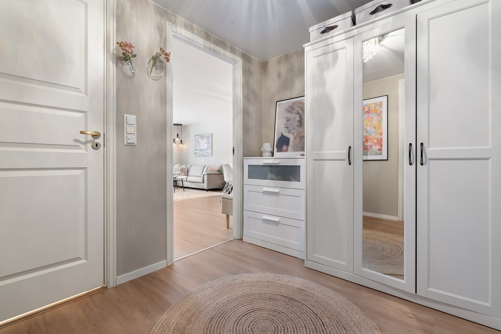 Det er medfølgende garderobeløsning og kommode i den romslige entréen. Galleribilde