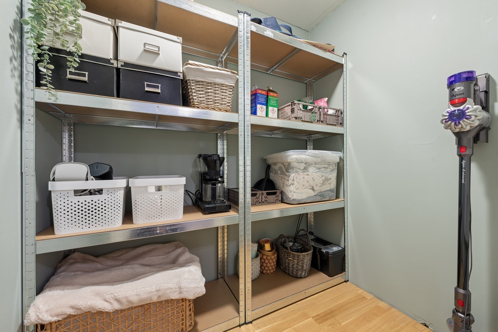 Det er innvendig bod som med effektive hyllesystemer gir god lagringsplass. Boden kan også omgjøres til walk-in-garderobe. Galleribilde