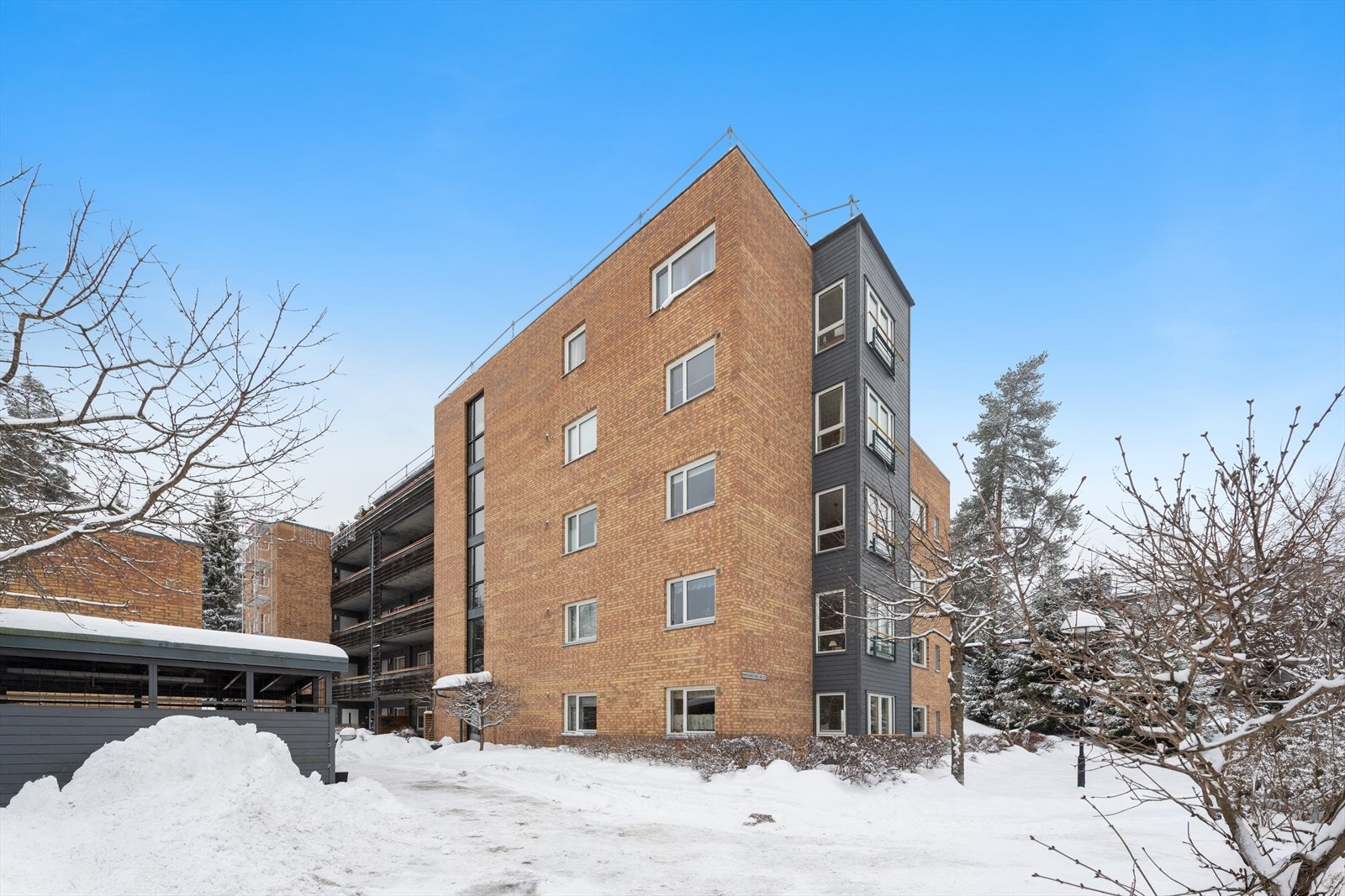 Blokken ble oppført i 2003 og har fasader i tegl og plater, med vinduer av to-lags isolerglass fra byggeåret. Galleribilde