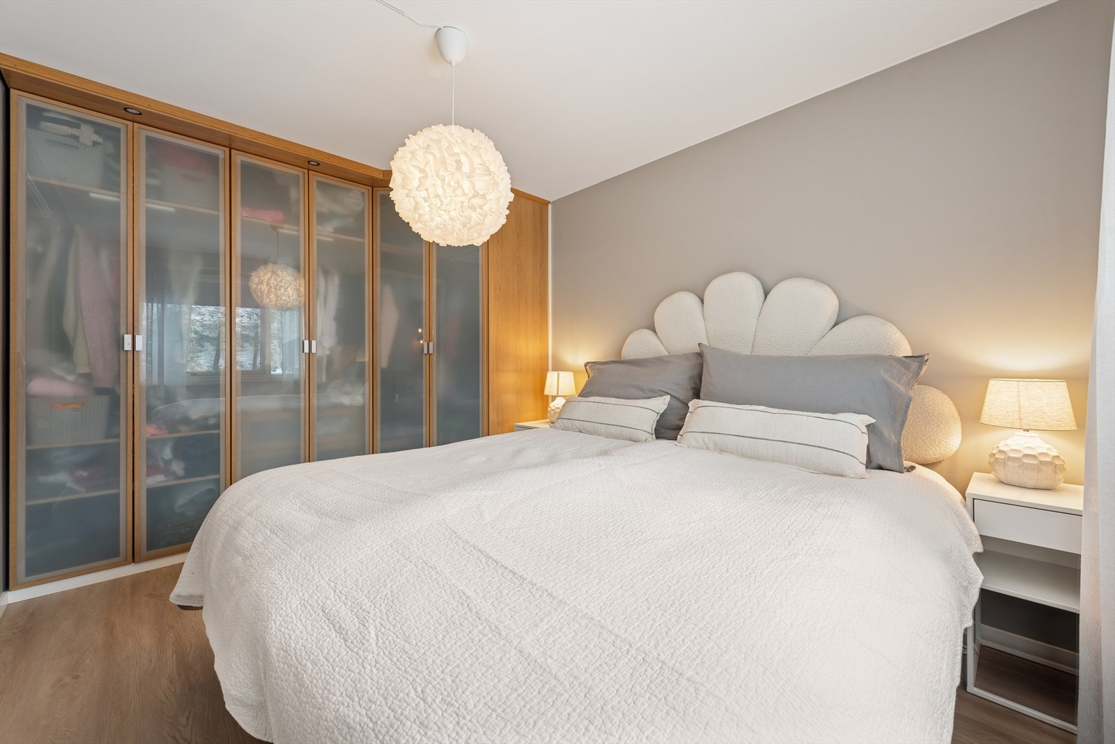 Den store garderobeløsningen med frostede glassdører rommer mye klær. Galleribilde