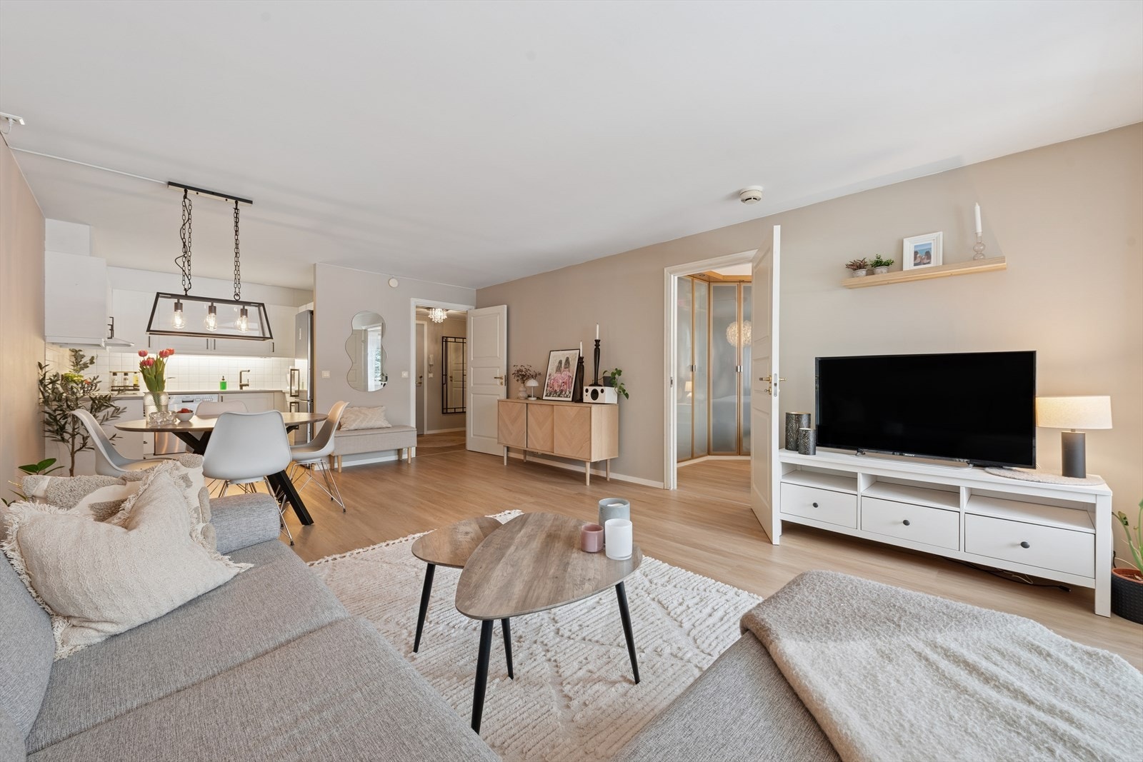 Delvis åpen planløsning mellom stue og kjøkken gir romslig følelse. Galleribilde