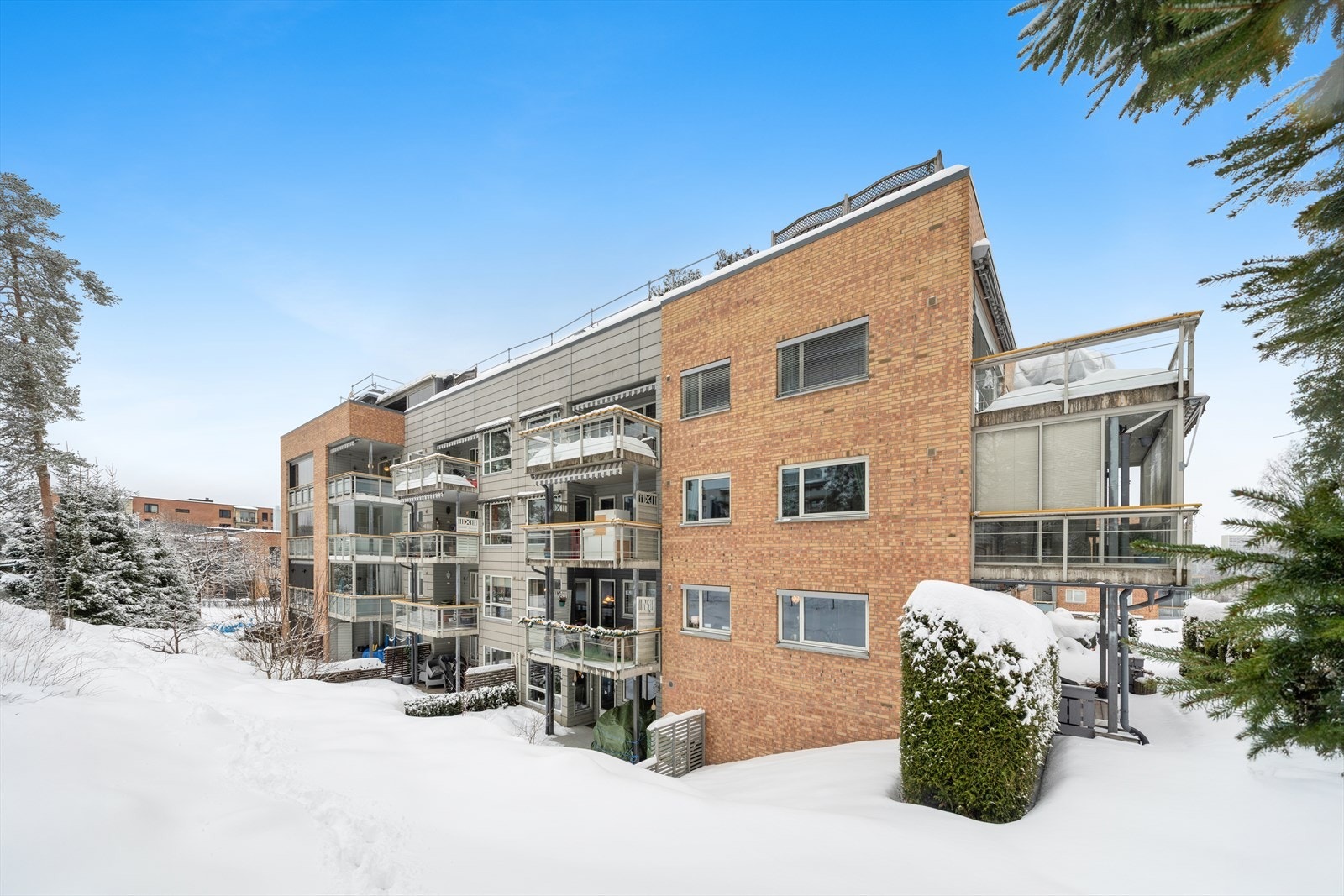 Balkongene har rekkverk av glass og stål, med utgang fra stuen til en 7 kvm balkong. Galleribilde