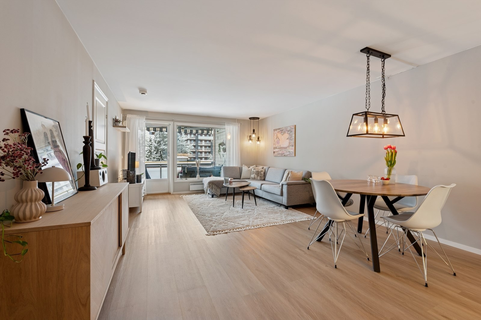 Leiligheten har nye gulv av herdet tre og malte vegger i lyse farger er utført i 2025. Galleribilde