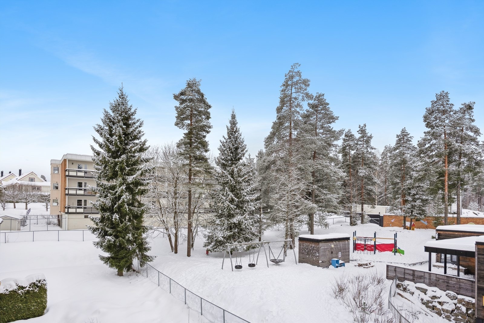 Fra leiligheten er det fint utsyn mot fine grøntarealer og et lite skogsområde. Galleribilde