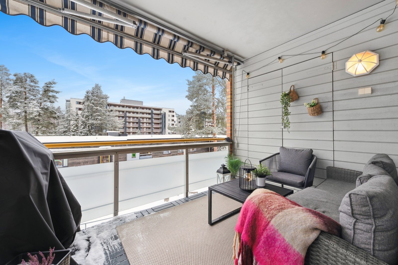 Det er markise på balkongen som gir god skygge på de varmeste dagene. Utestrøm og utebelysning er det også på balkongen. Galleribilde