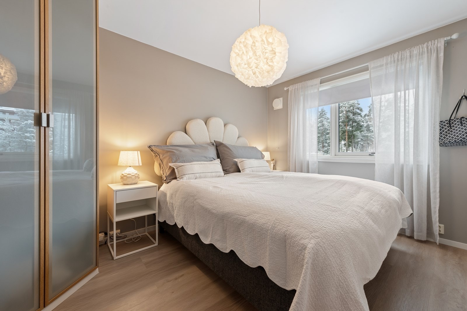 Soverommet er romslig. Det er medfølgende garderobeløsning. Galleribilde