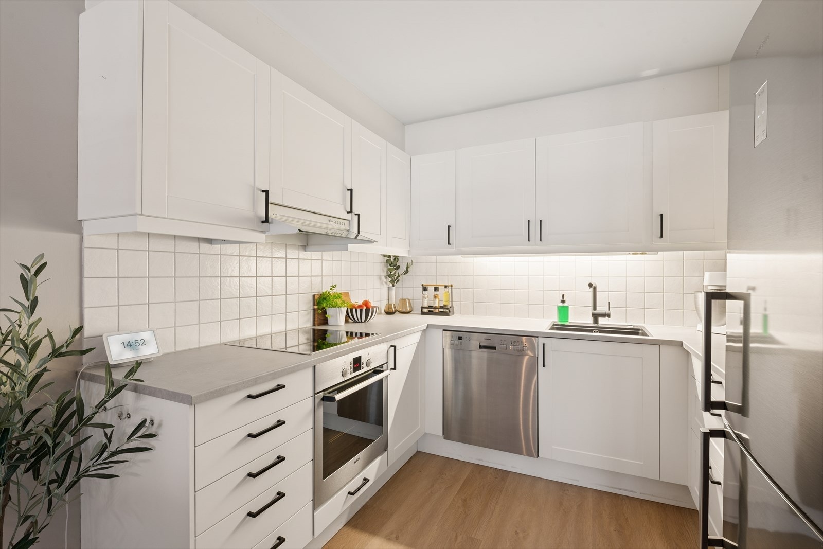 Hvitevarer på kjøkkenet som oppvaskmaskin og kjøl/fryseskap samt integrert komfyr og platetopp medfølger. Galleribilde