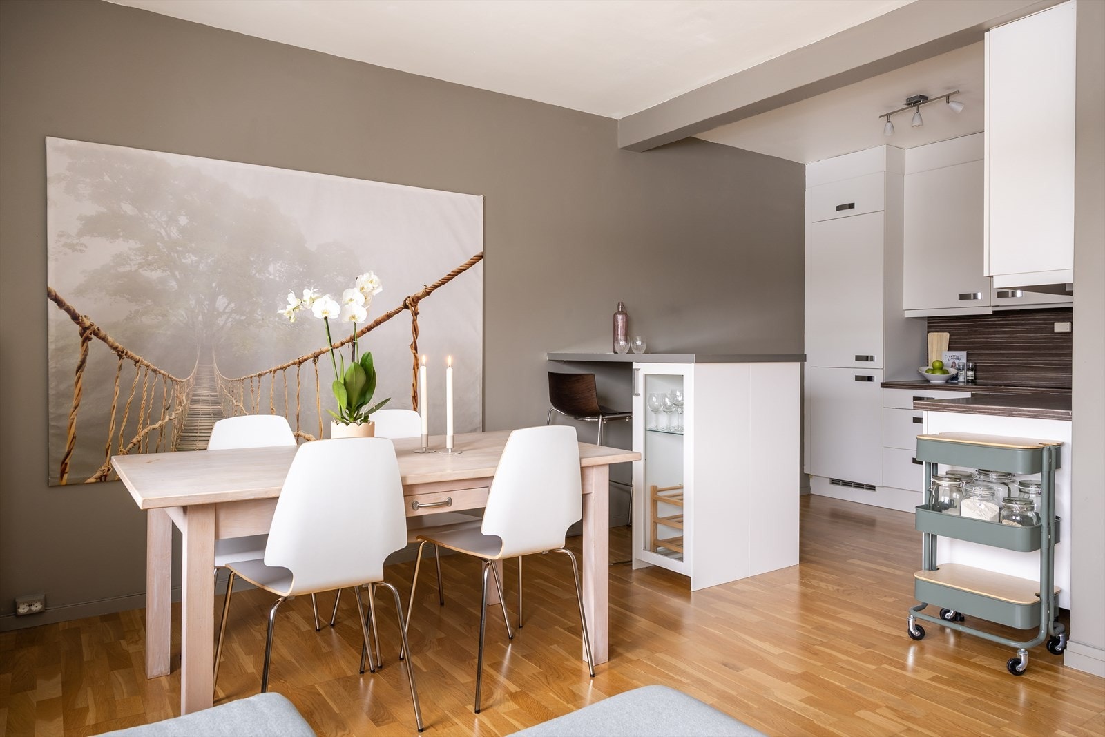 Rommets utforming gir en naturlig inndeling med god plass til spisegruppe. Galleribilde