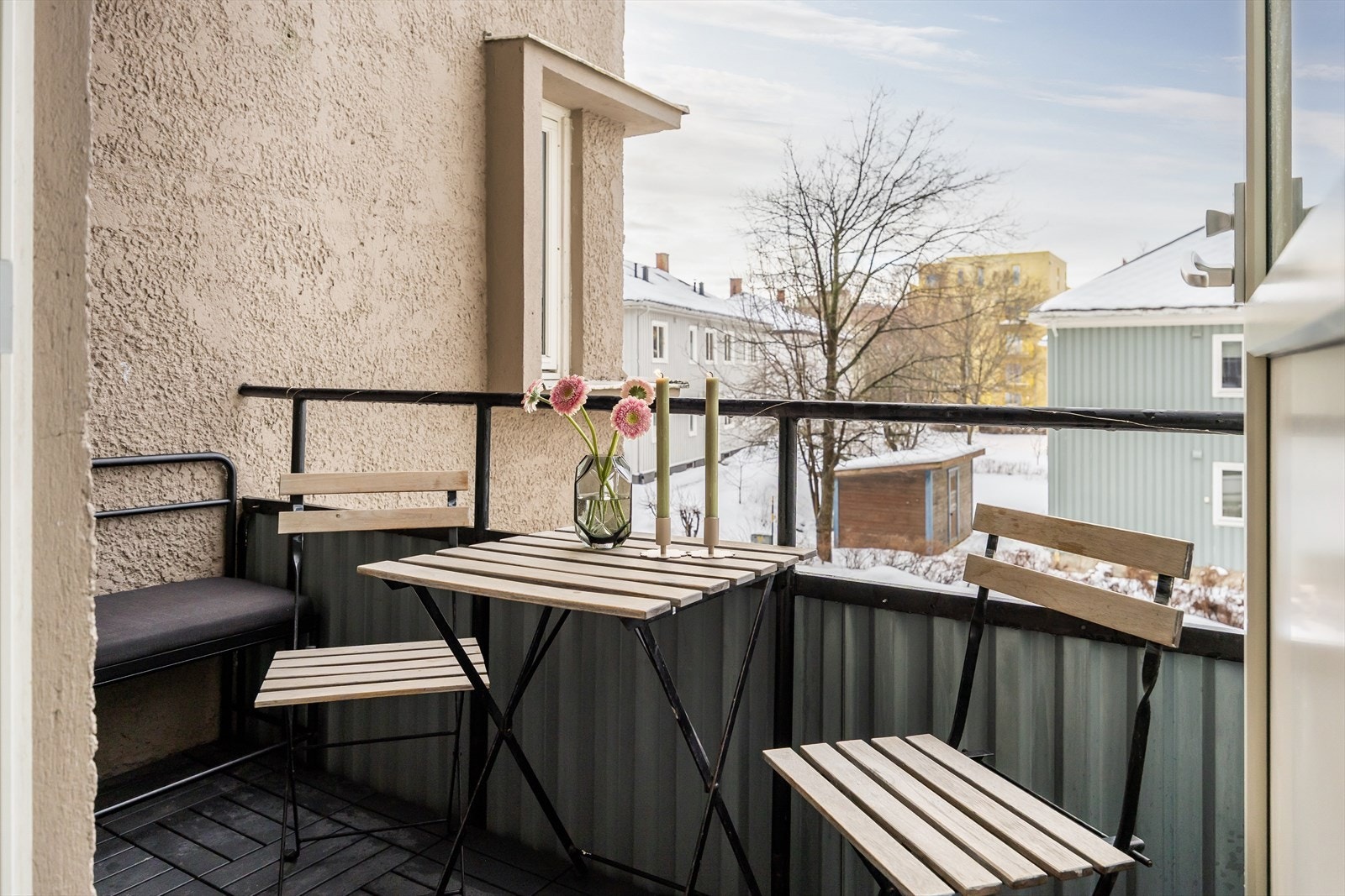 Direkte fra stuen ligger leilighetens solrike og vestvendte balkong. Galleribilde