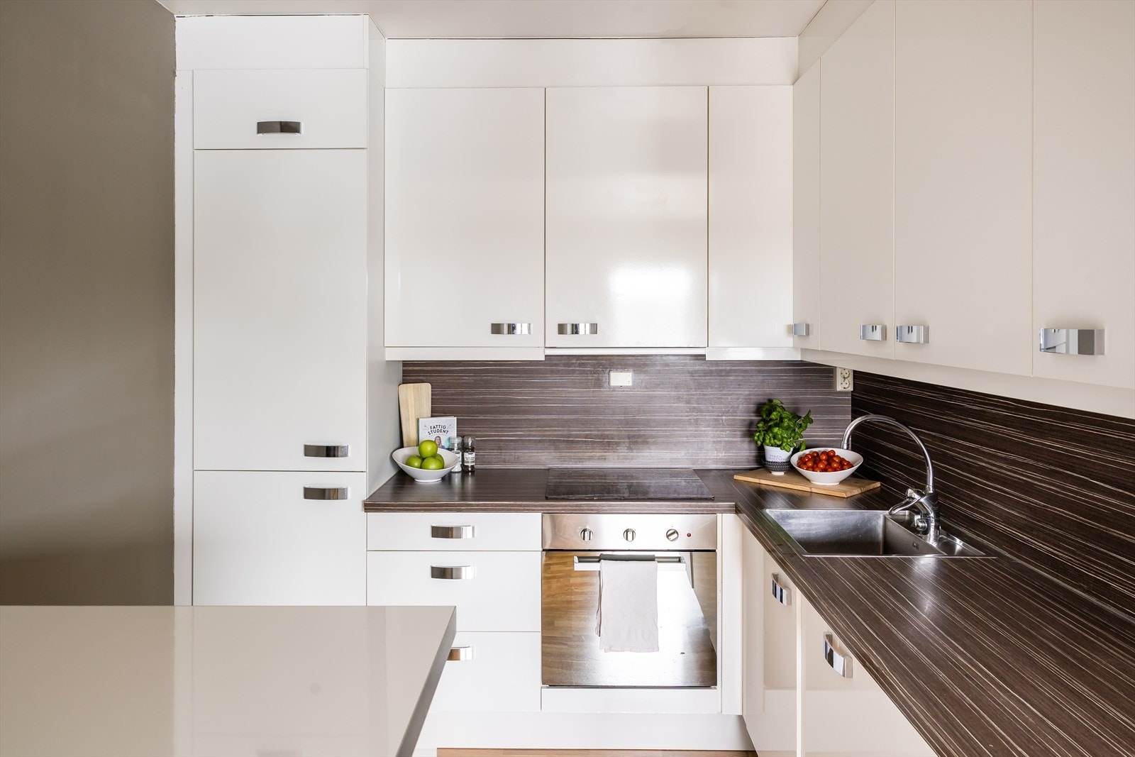 Det er etablert komfyrvakt over stekesonen. Det ble utført utbedringer av ventilasjon i regi av sameiet i 2024. Galleribilde