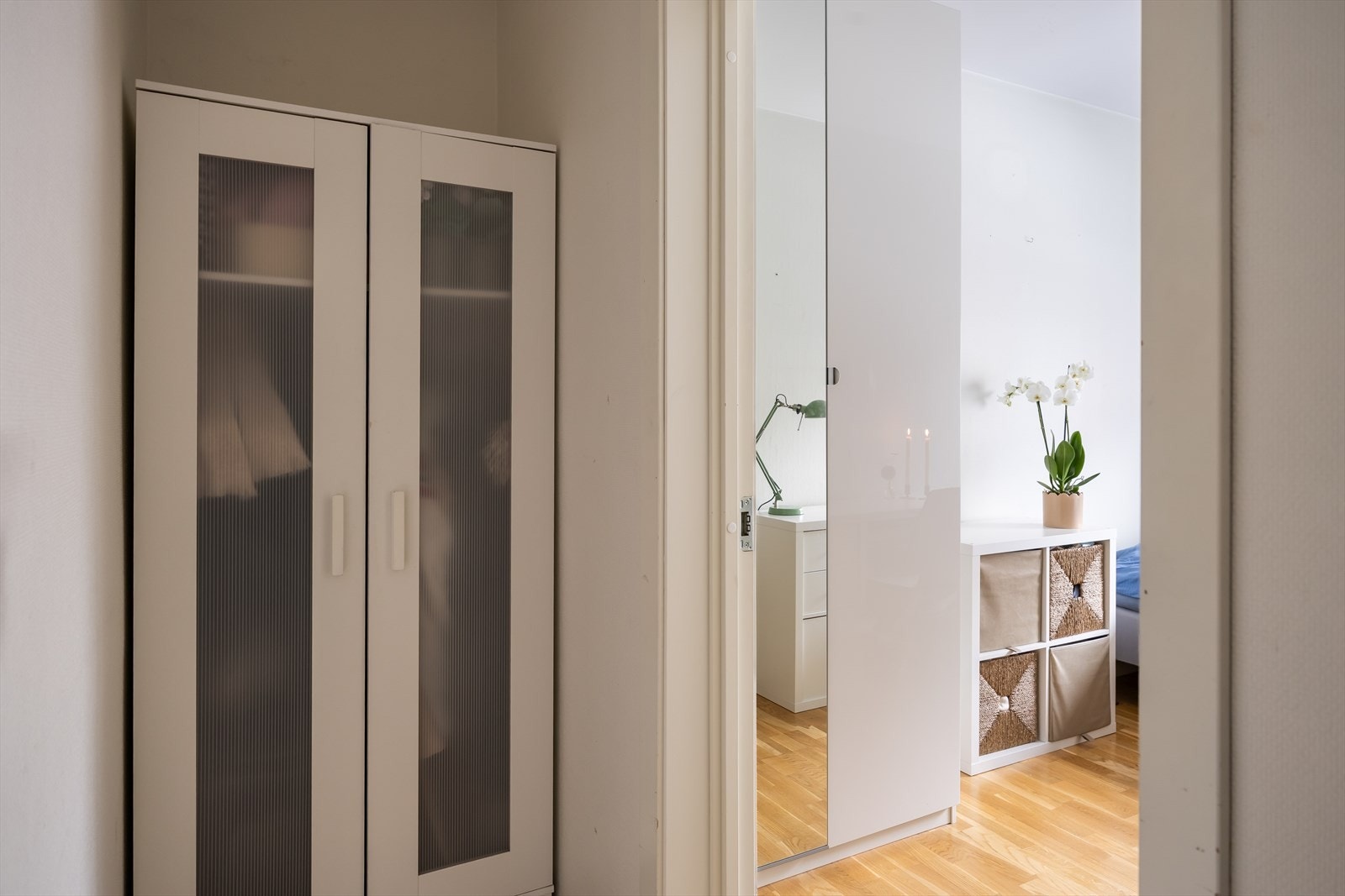 I gangen er det god plass til garderobeskap for praktisk oppbevaring. Galleribilde