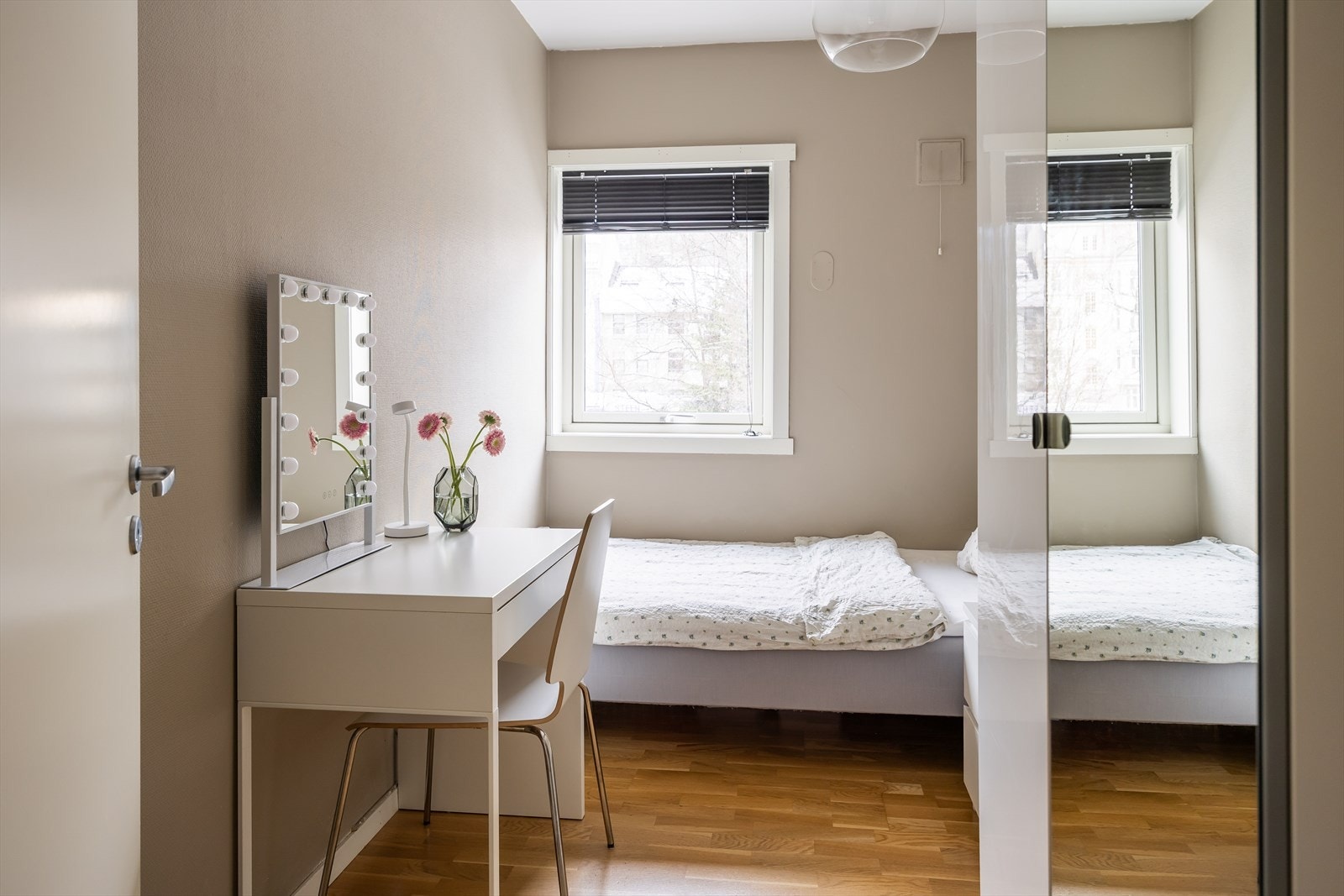 Alle soverommene ligger vendt ut mot bakgård. Galleribilde