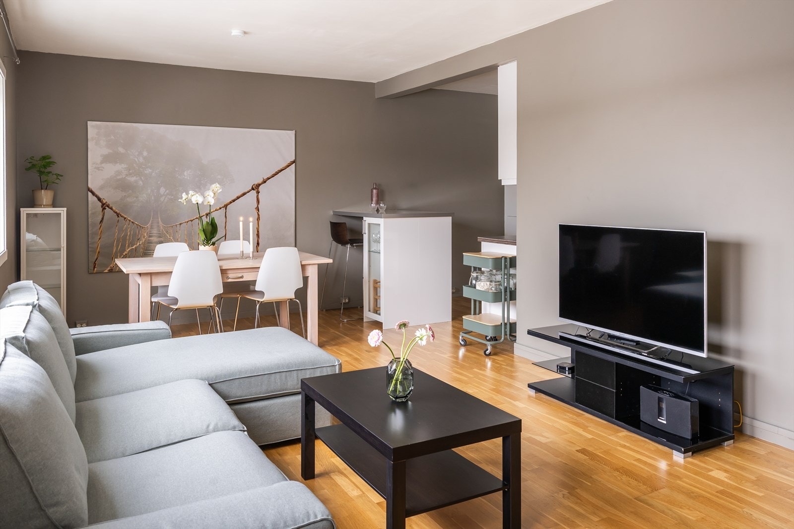 Leiligheten byr på en åpen stue- og kjøkkenløsning på 32,5 m². Galleribilde