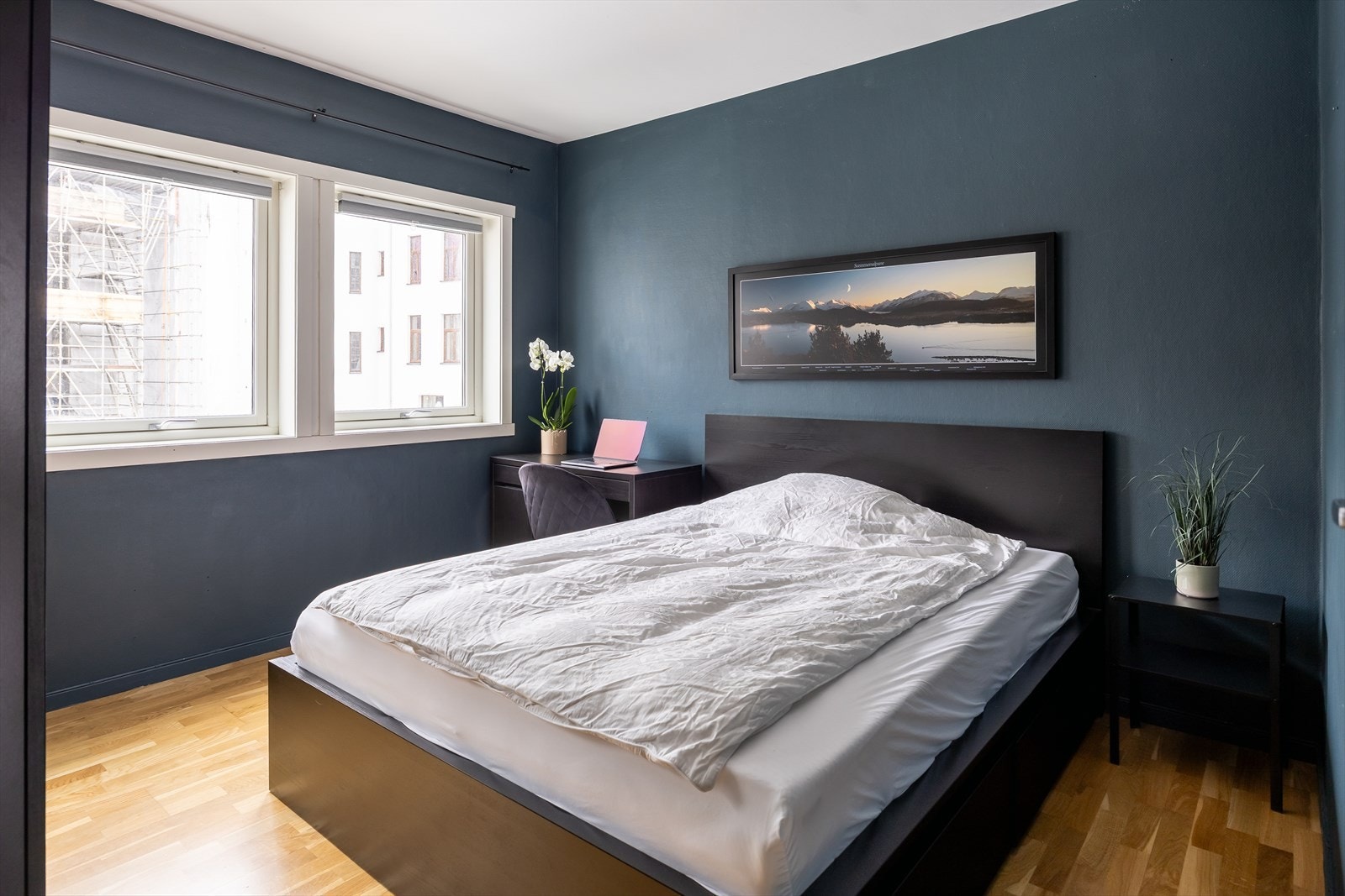 Leiligheten har totalt tre soverom. Dette er det største og er på 12,2 m². Galleribilde