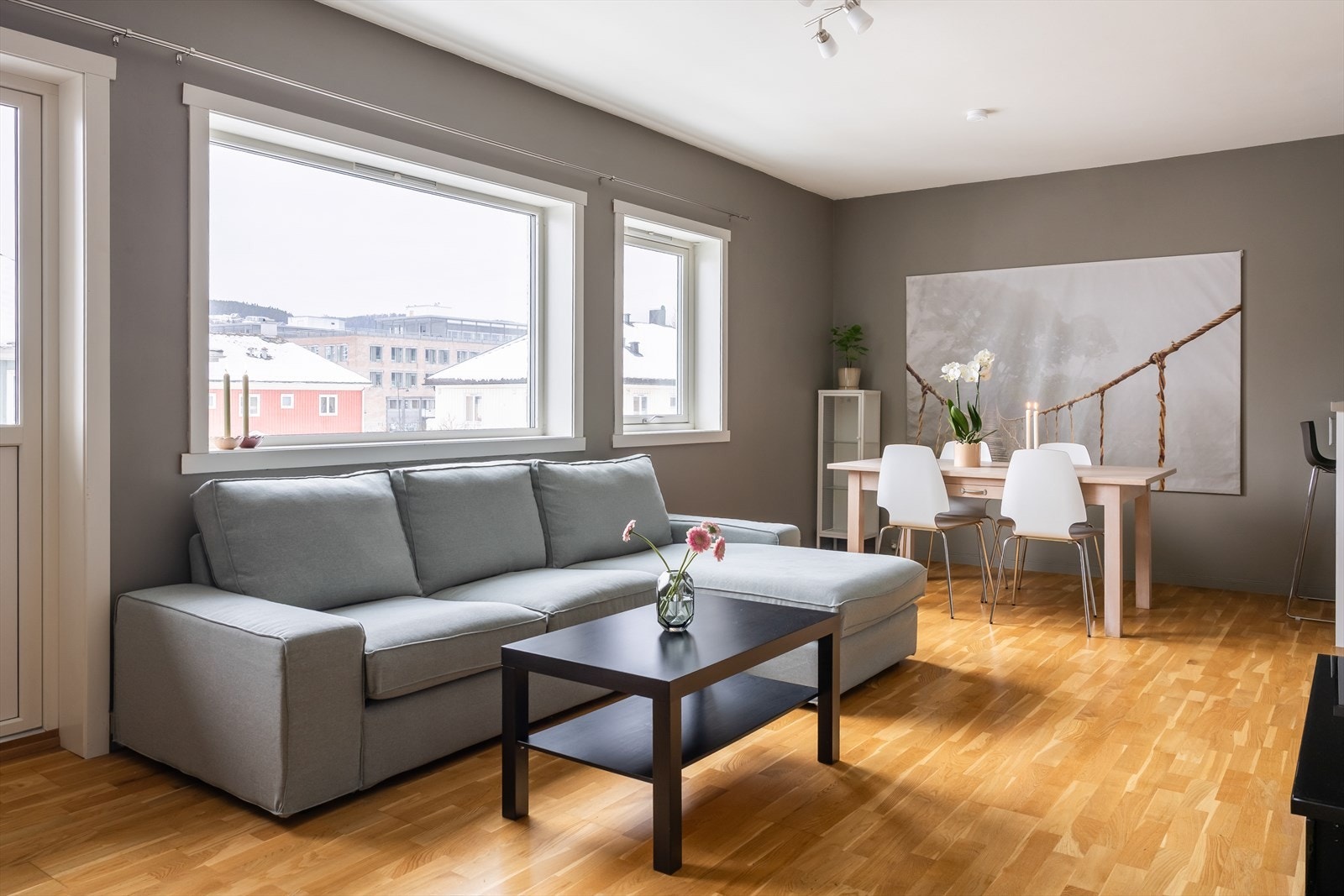 Velkommen til Udbyes gate 5B - En innbydende og sentral 4-roms selveierleilighet på ettertraktede Øya. Leiligheten ble modernisert med nytt bad, kjøkken, samt innvendige overflater fornyet i 2012/2013. Foto: Stian Hatling. Galleribilde