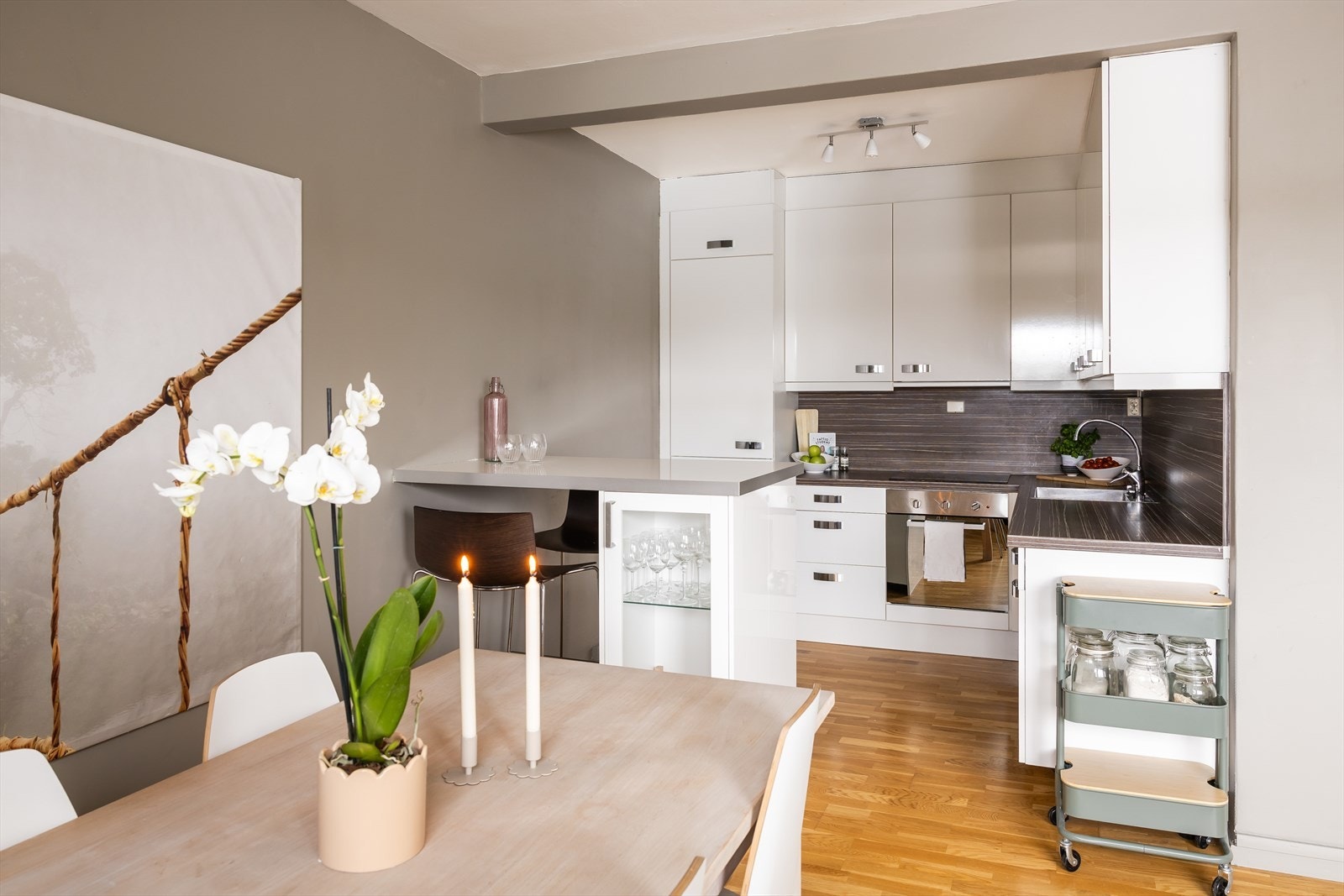 Stilfullt hjørnekjøkken fra 2012/2013 med kjøkkenøy fra 2015. Kjøkkenet har fått tilstandsgrad 1 av takstmann. Galleribilde