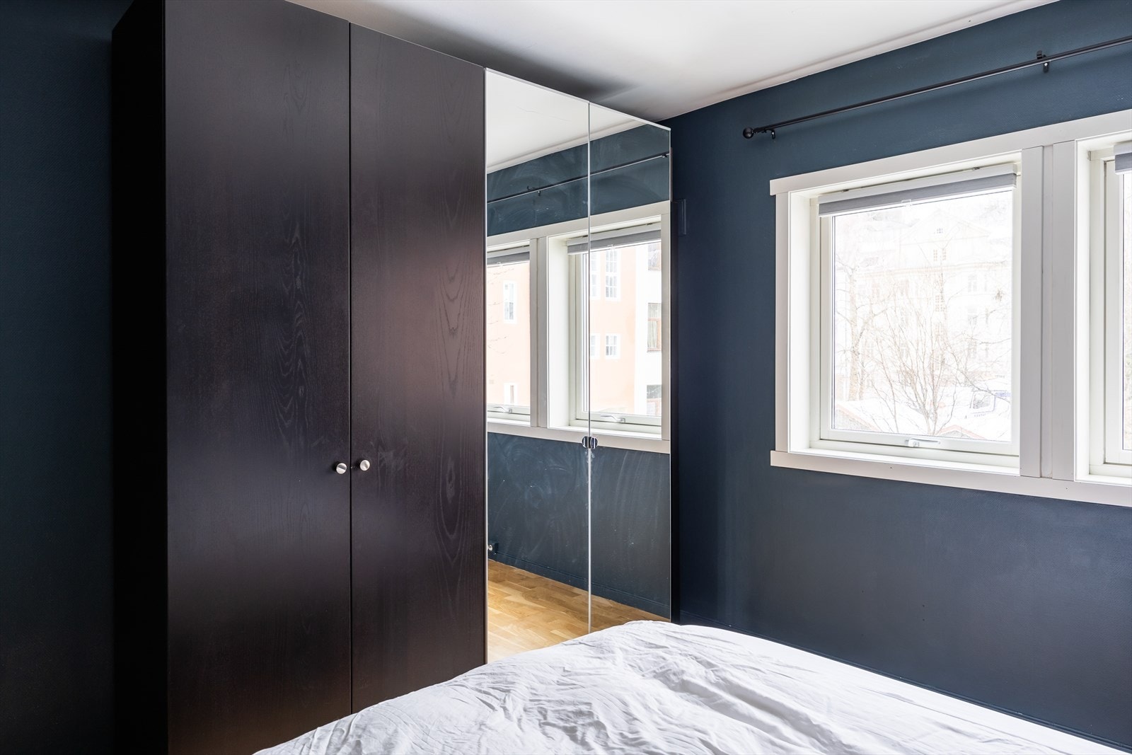 Romslige garderobeløsninger for praktisk oppbevaring av klær. Garderobeskapene medfølger handelen. Galleribilde