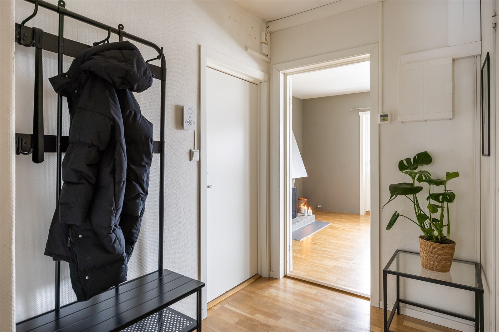 Entré og gang på 9,6 m² med god plass til praktisk oppbevaring av yttertøy og sko. Galleribilde