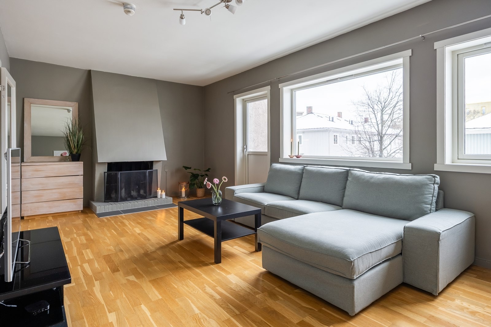 De månedlige felleskost. inkl. blant annet internett, parkering, varmtvann, kommunale avgifter, felles bygningsforsikring og diverse vedlikehold/drift iht. regnskap. Det er mulig å betale et tillegg per måned for å få tilgang til TV. Galleribilde