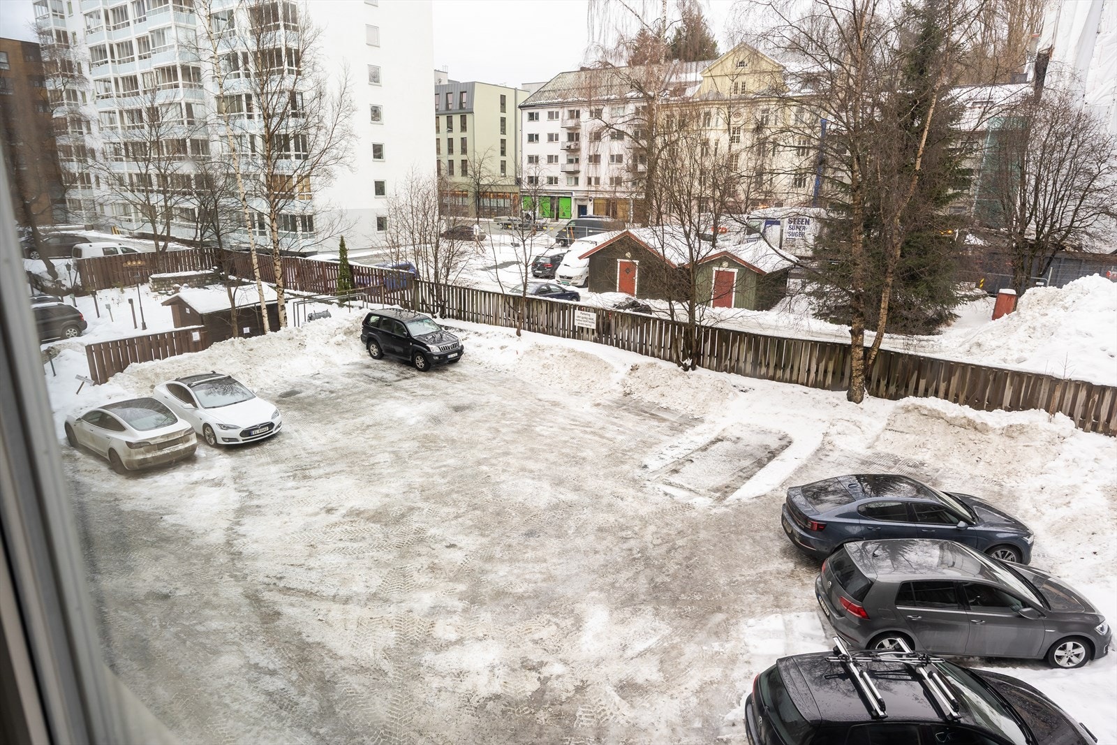 Én parkeringsplass i bakgård medfølger. Galleribilde