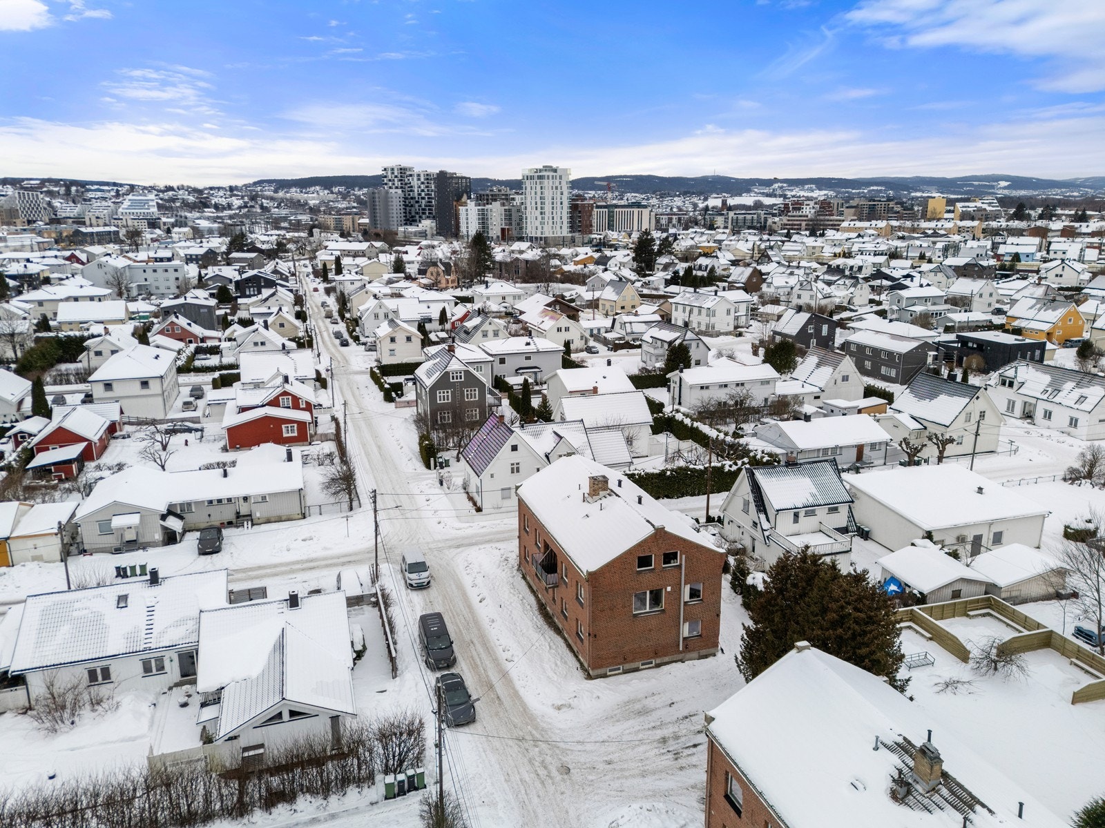 Fra eiendommen er det kort vei til offentlig kommunikasjon, med Lillestrøm stasjon en spasertur unna. Galleribilde