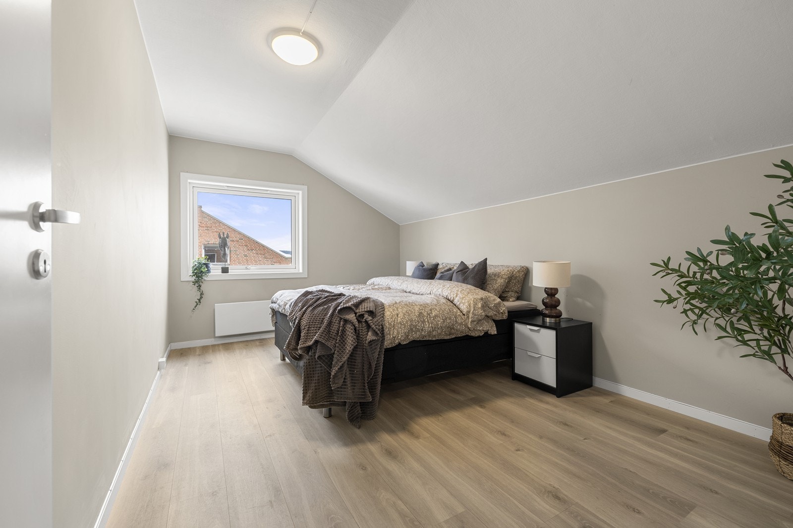 Soverommet er romslig og har, i likhet med stuen, et vindu fra 2021. Galleribilde