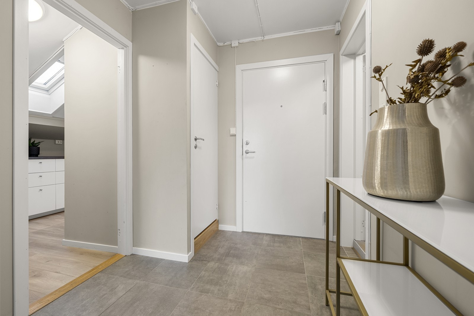 Entrédøren er brann- og lydklassifisert for økt trygghet og komfort. Galleribilde