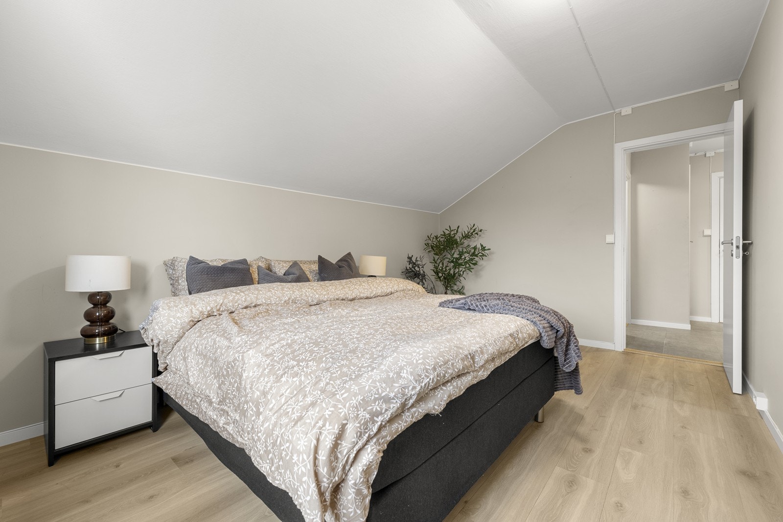 Her er det god plass til dobbeltseng og tilhørende møblement. Galleribilde