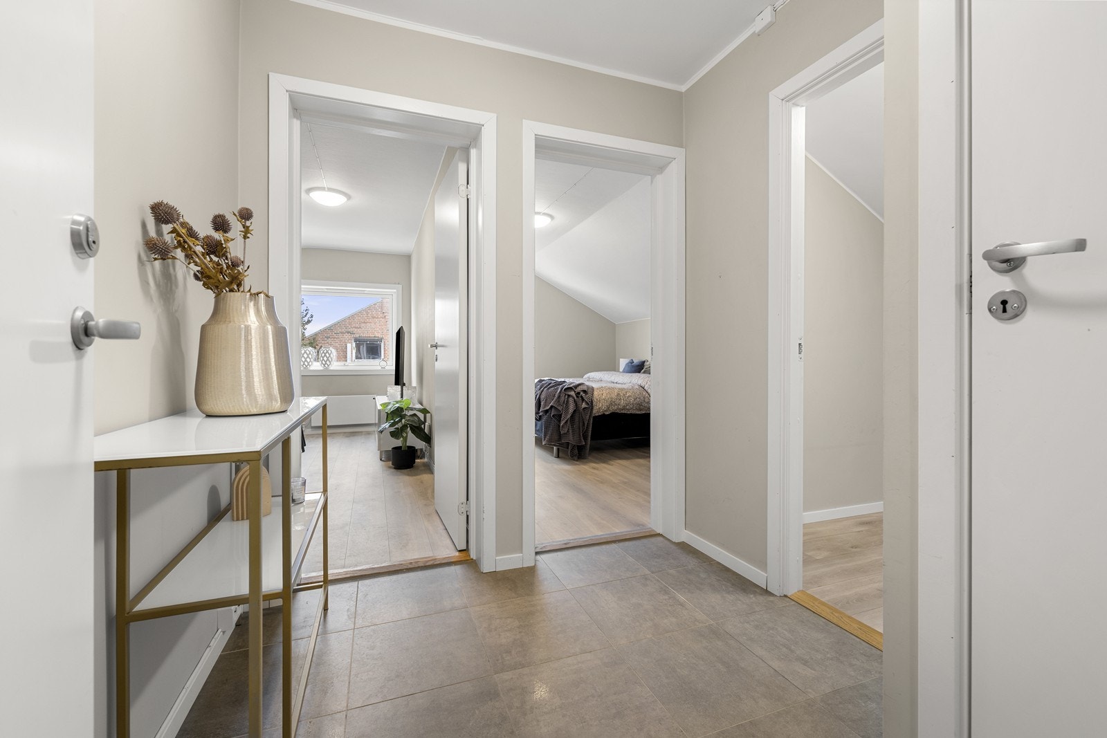 Entréen fungerer som et bindeledd mellom oppholdsrom, soverom og bad. Galleribilde