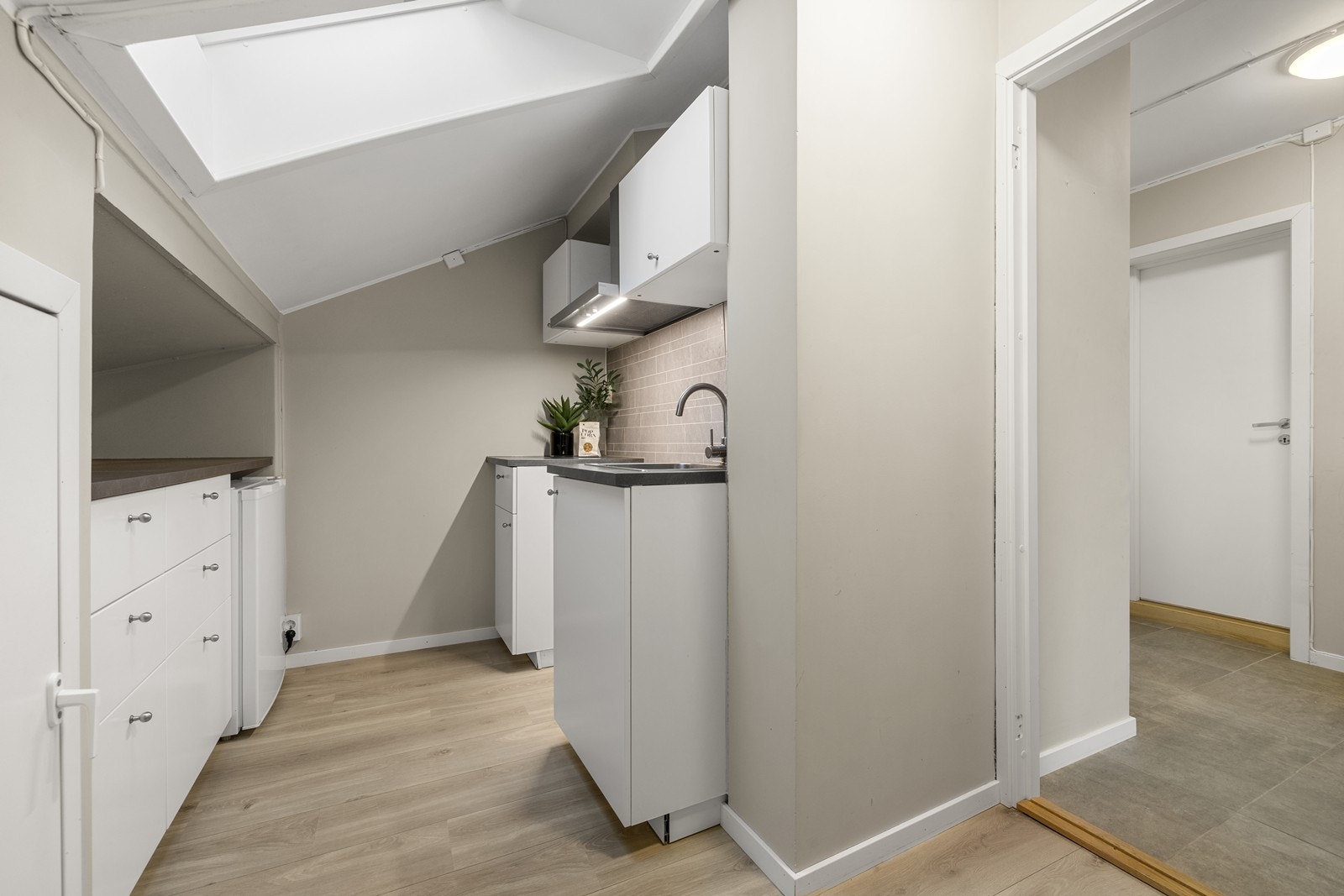 Kjøkkenet har en IKEA-innredning fra 2022-2023 med glatte fronter. Galleribilde