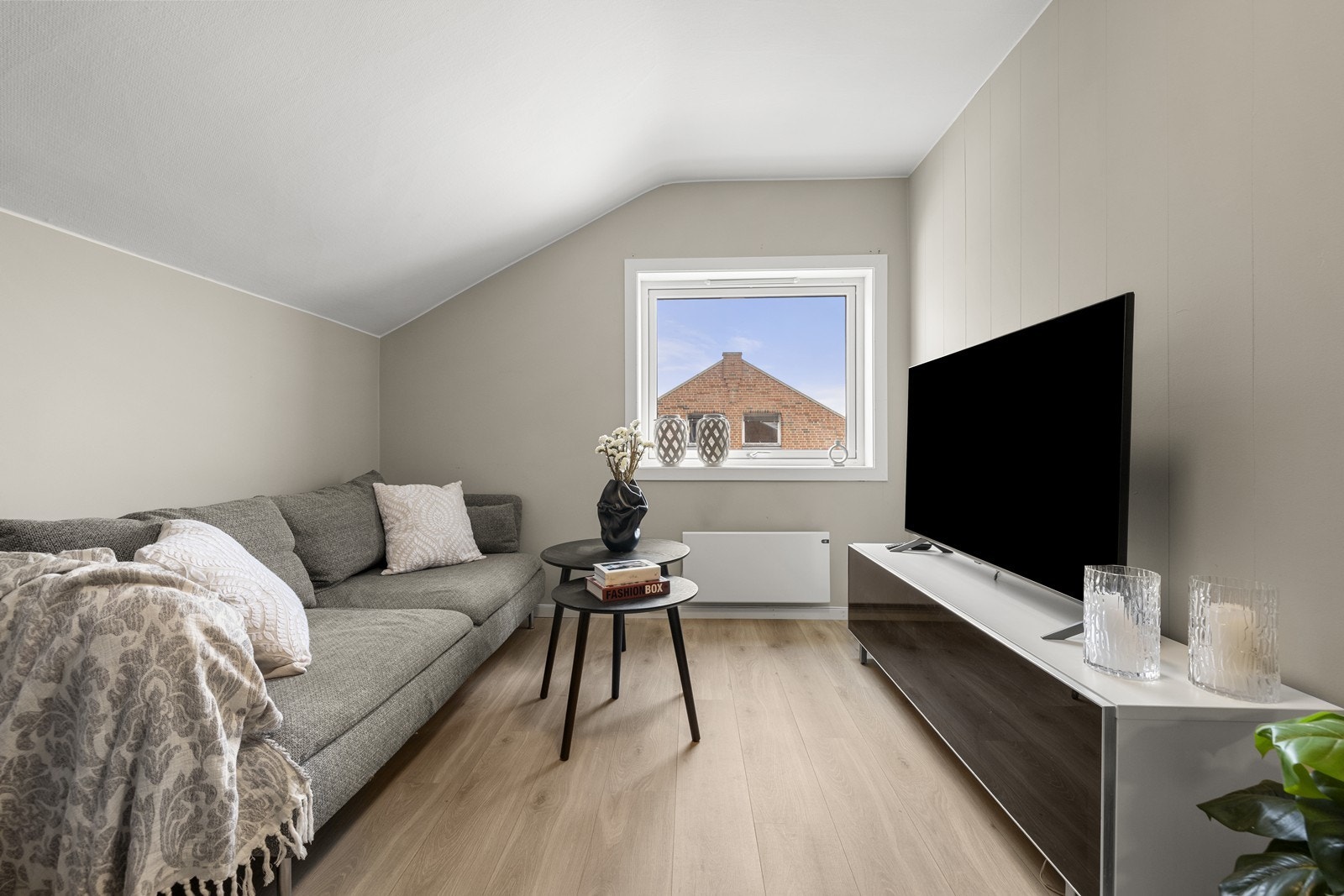 Stuen har gjennomgående laminatgulv og et vindu fra 2021 som gir godt med lys. Galleribilde