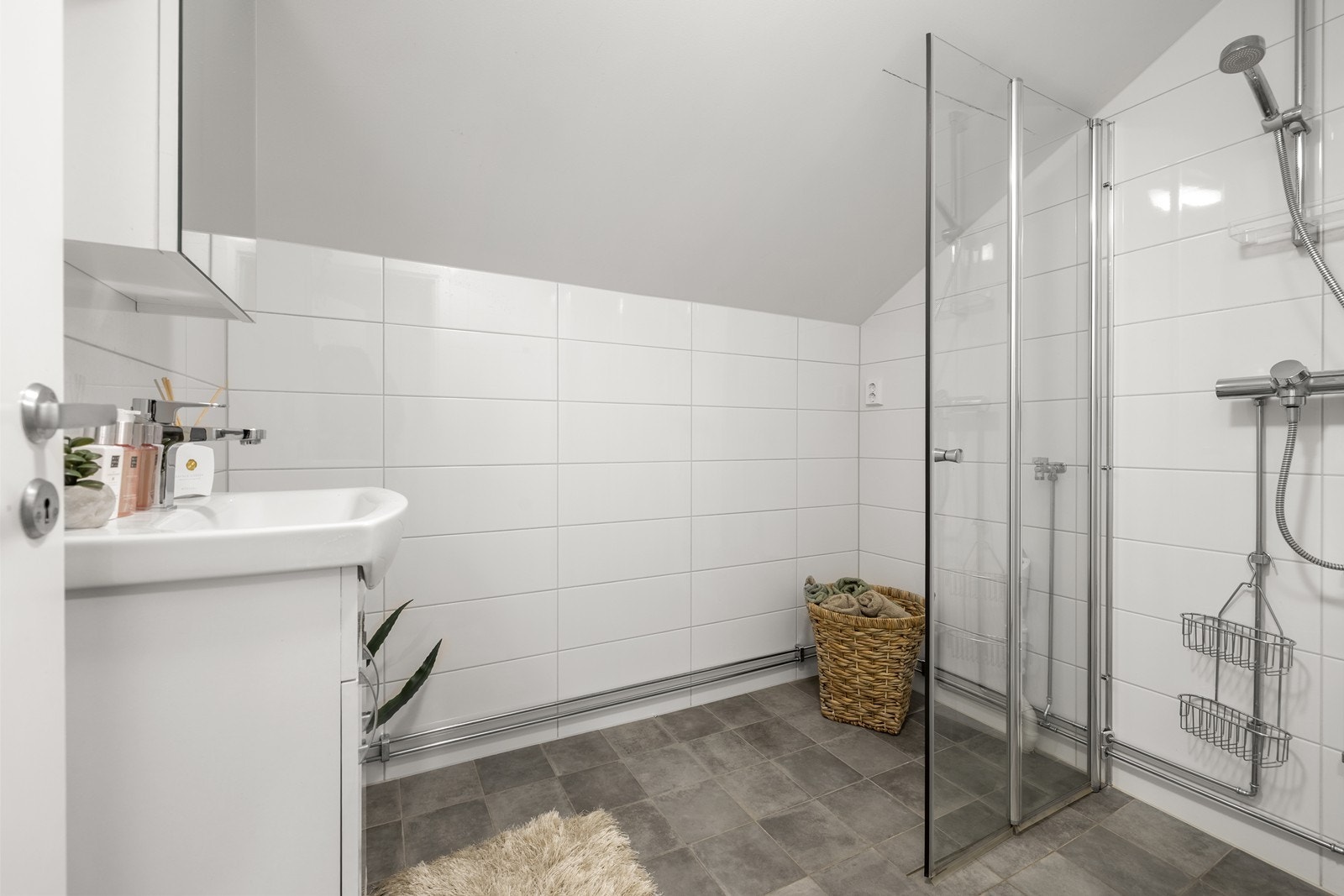 Badet ble pusset opp i 2022-2023 og har flislagte overflater og elektriske varmekabler på gulvet. Galleribilde