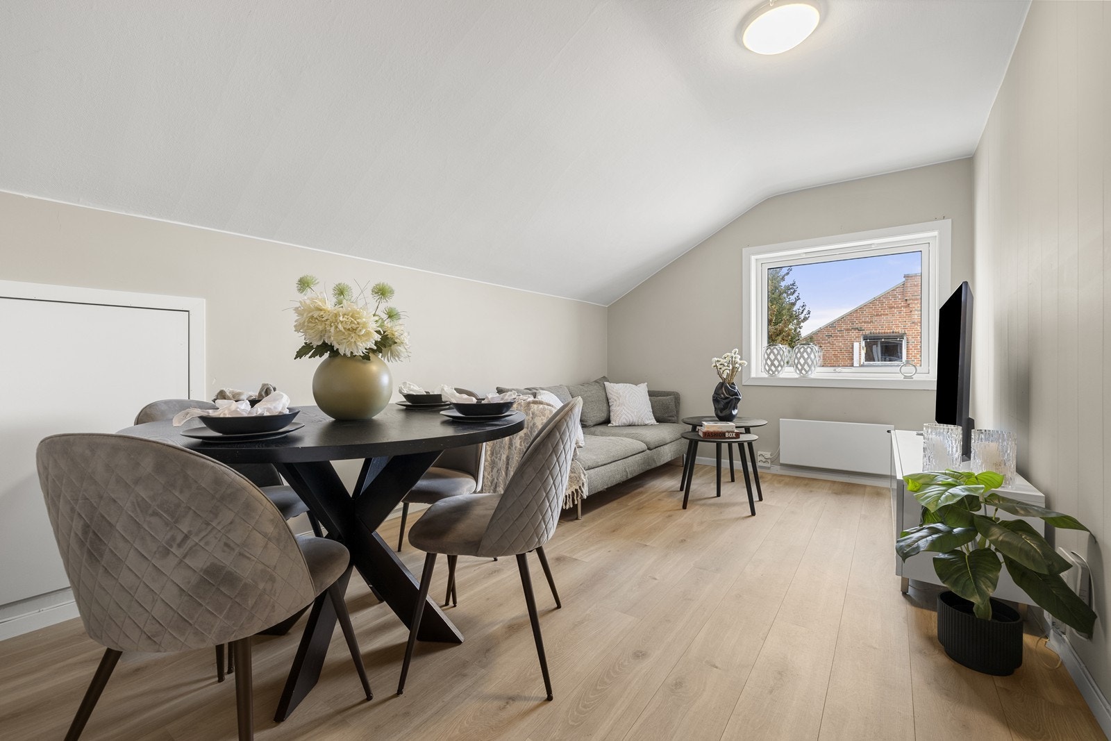 Dette er en arealeffektiv toppleilighet med en rolig og sentral beliggenhet. Galleribilde