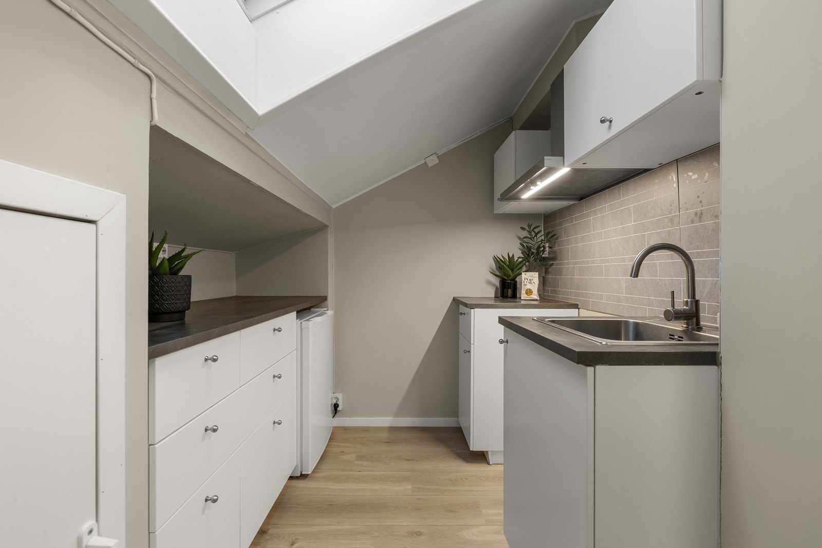 Praktisk innredet med benkeplate i laminat, oppvaskkum i stål og god skuffeplass. Galleribilde