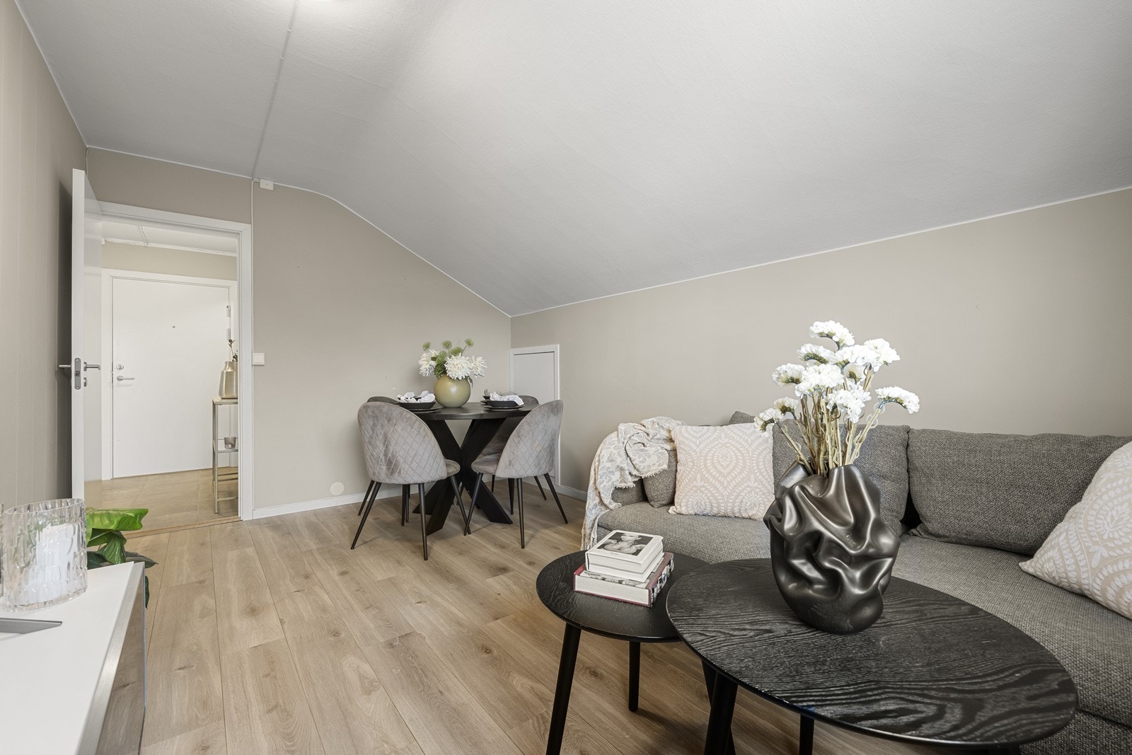 Fra stuen er det enkel tilgang til leilighetens øvrige rom. Galleribilde