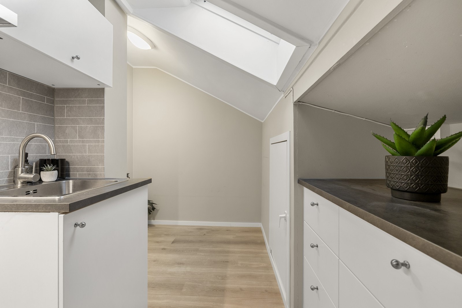 Takvinduet gir ekstra lys, og kjøkkenventilator sørger for avtrekk ut. Galleribilde